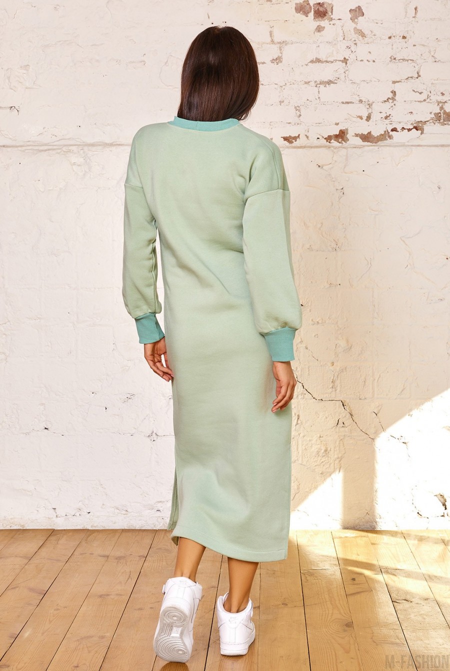 Оливковое теплое платье с боковыми разрезами- Фото 3