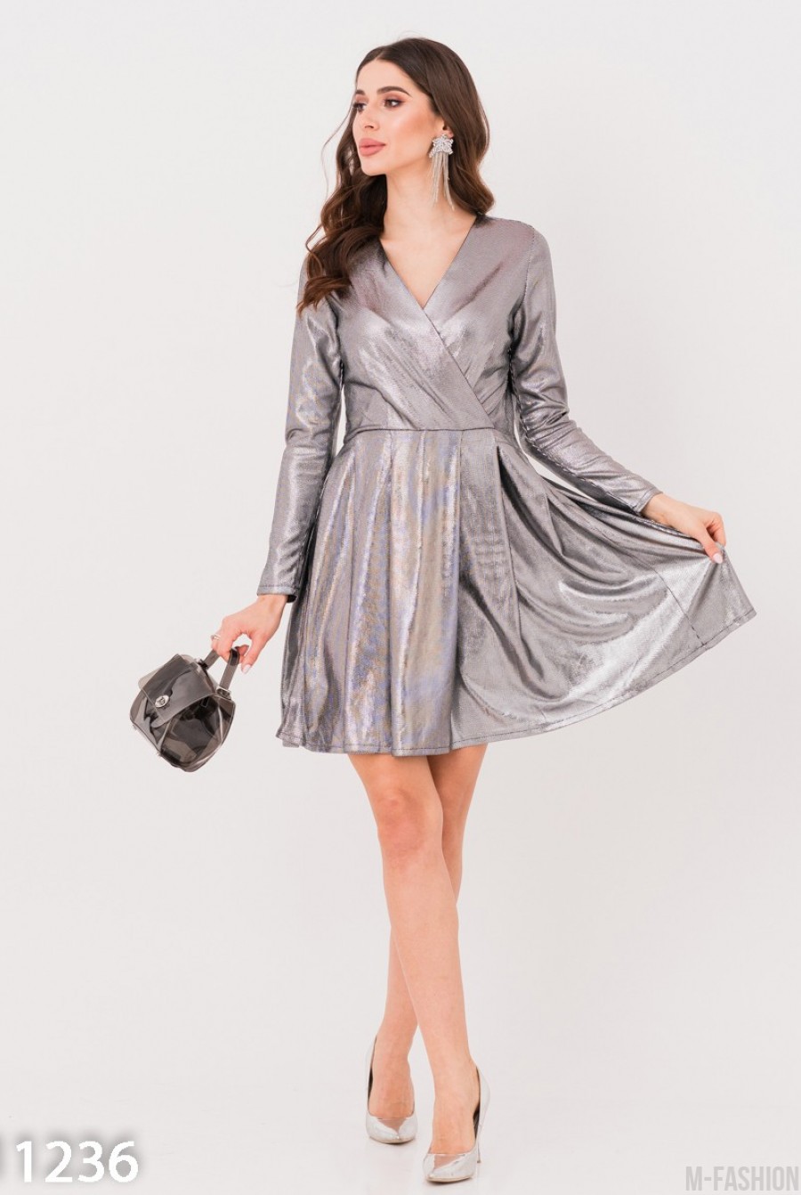 Серебристое блестящее платье с декольте на запах - Фото 1