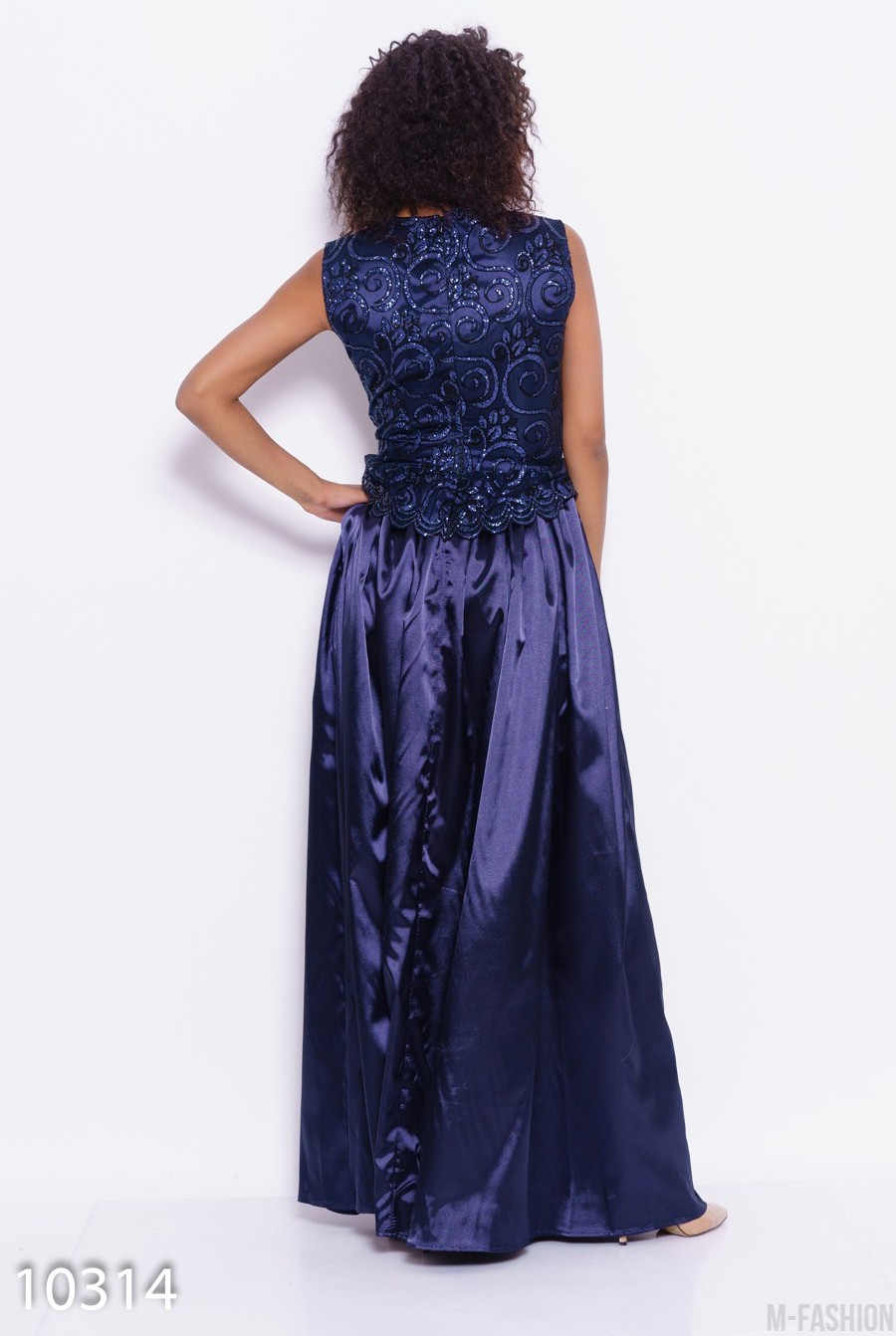 Темно-синее платье в пол с декором из блесток и баской- Фото 5