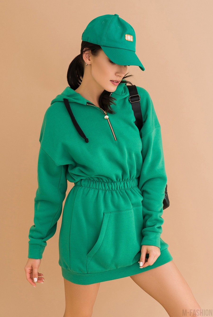 Зеленое теплое платье-толстовка с капюшоном- Фото 4