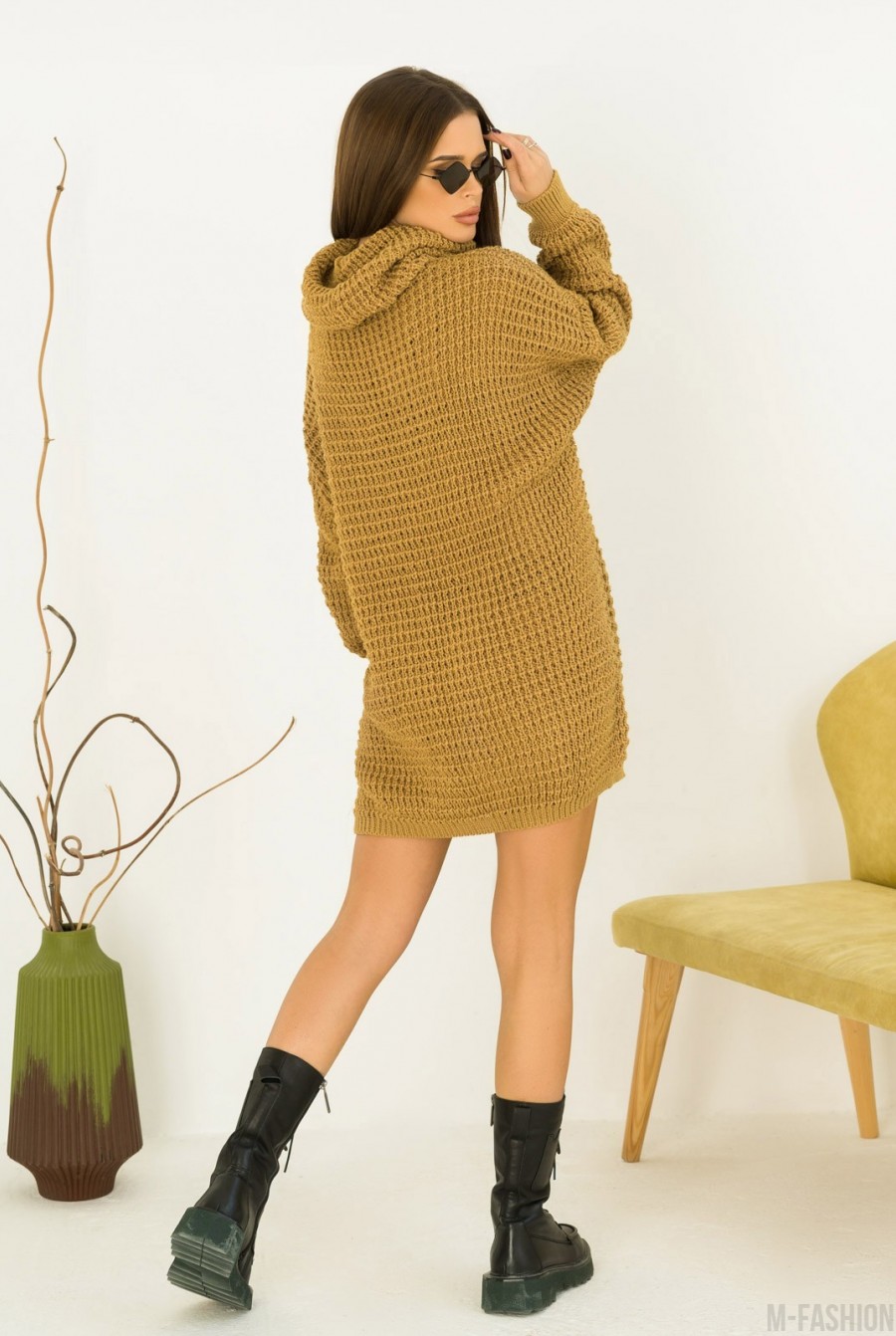 Оливковое объемное платье-свитер с хомутом- Фото 3