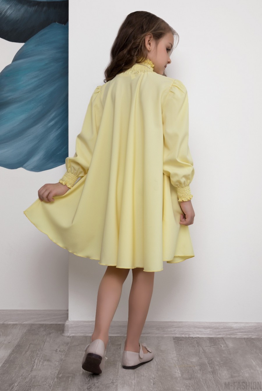 Желтое свободное платье-трапеция с жаткой- Фото 3