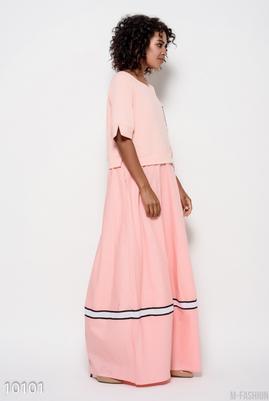 Розовое комбинированное платье с длинной широкой юбкой и декором в виде лент и нашивок- Фото 3