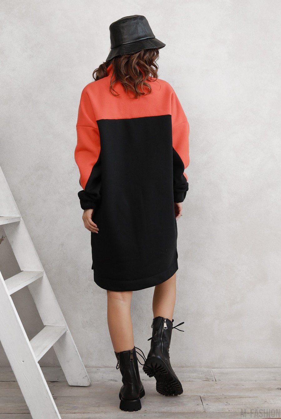 Черно-оранжевое теплое асимметричное платье с карманами- Фото 3