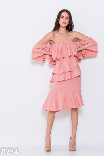 Розовое платье с открытыми плечами и воланами