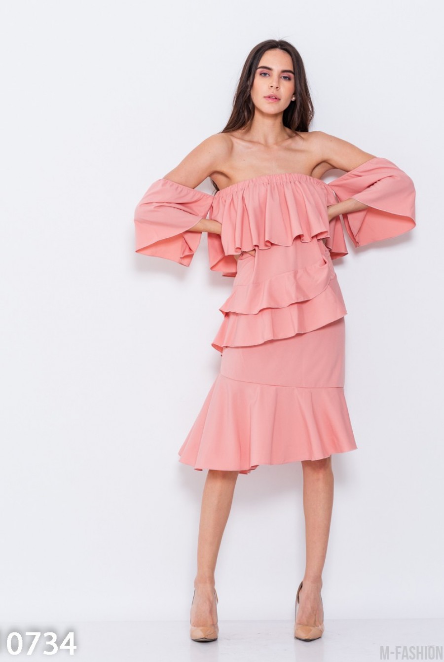Розовое платье с открытыми плечами и воланами - Фото 1