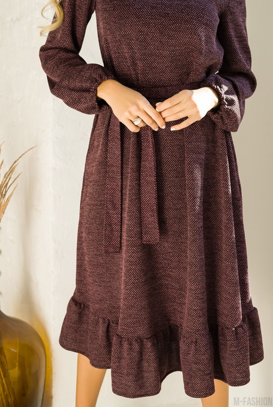 Бордовое трикотажное платье с нижним воланом- Фото 4