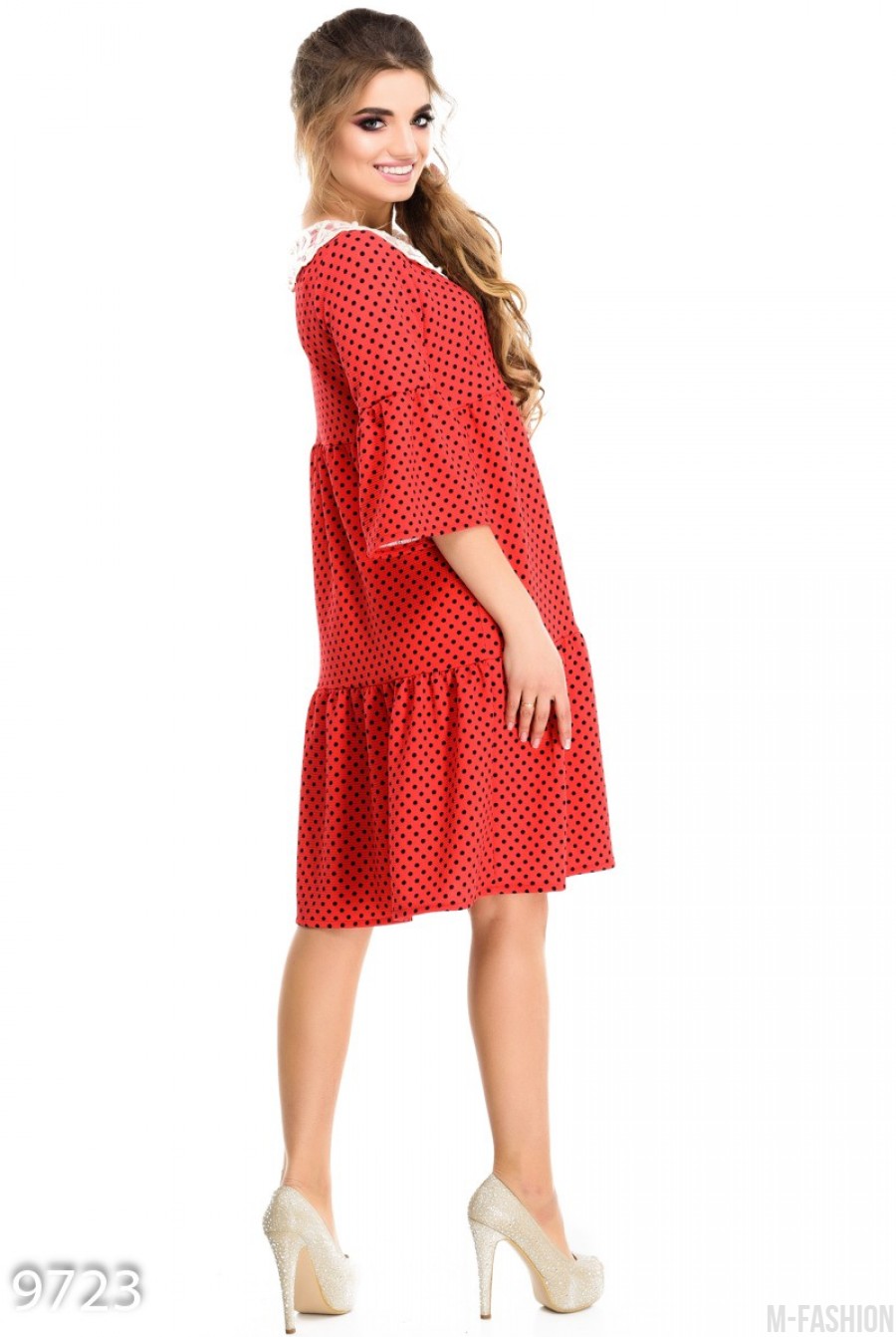Красное свободное платье воланами в горошек с кружевным воротником- Фото 5