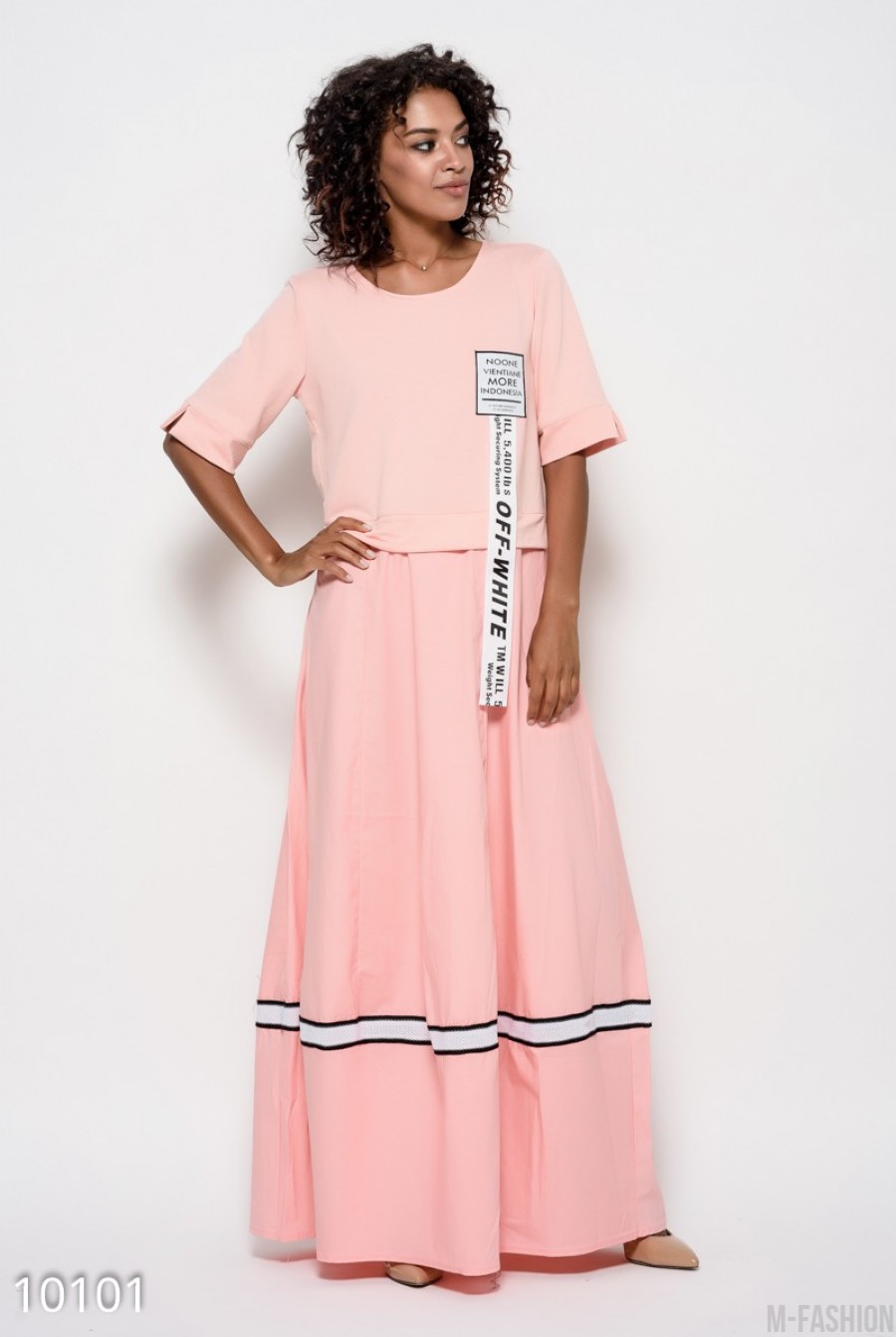 Розовое комбинированное платье с длинной широкой юбкой и декором в виде лент и нашивок - Фото 1