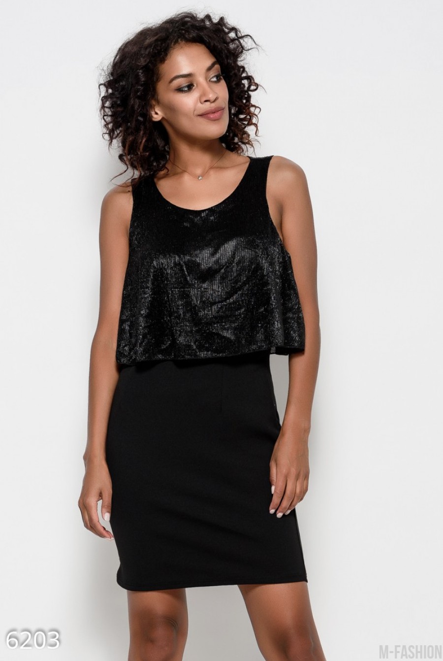 Маленькое черное платье без рукавов короткой длины с воланом - Фото 1