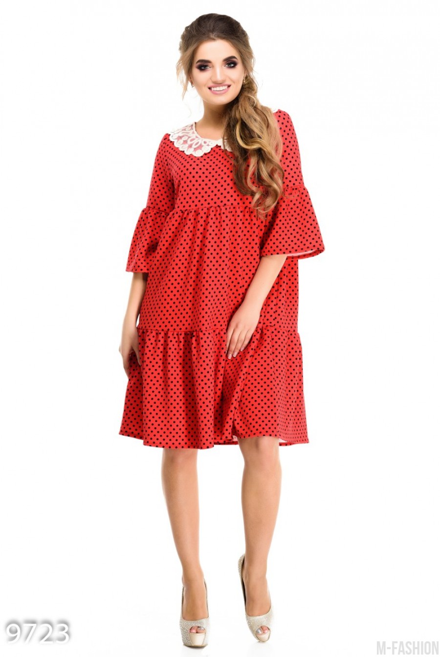 Красное свободное платье воланами в горошек с кружевным воротником - Фото 1
