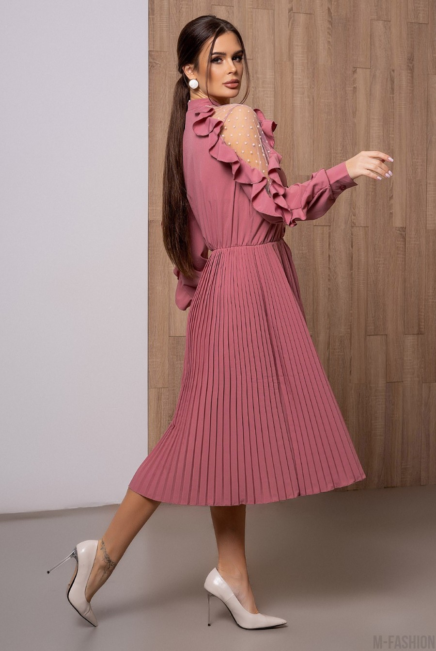 Темно-розовое плиссированное платье с сетчатыми вставками- Фото 2