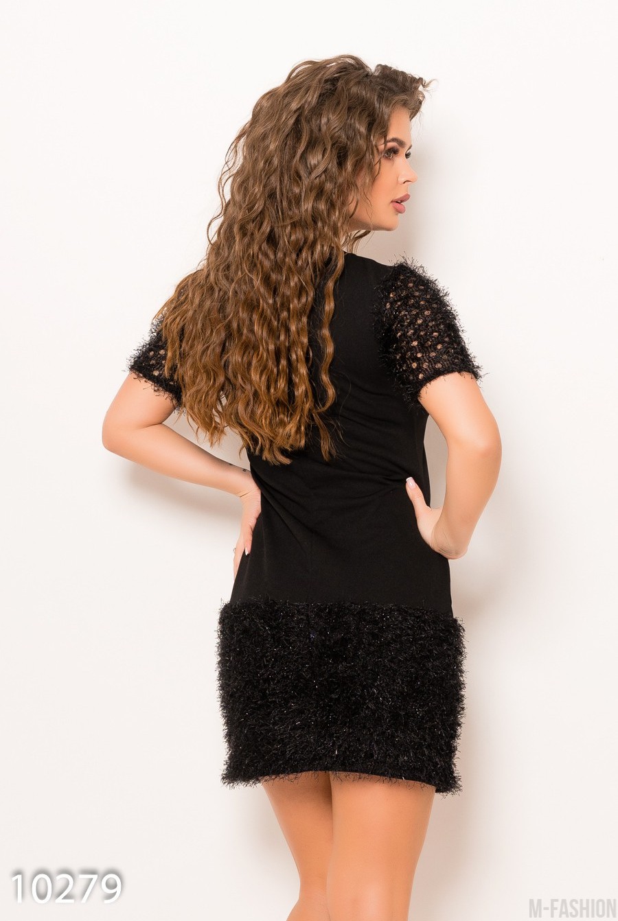 Черное нарядное платье с короткими рукавами декорированное бахромой- Фото 5