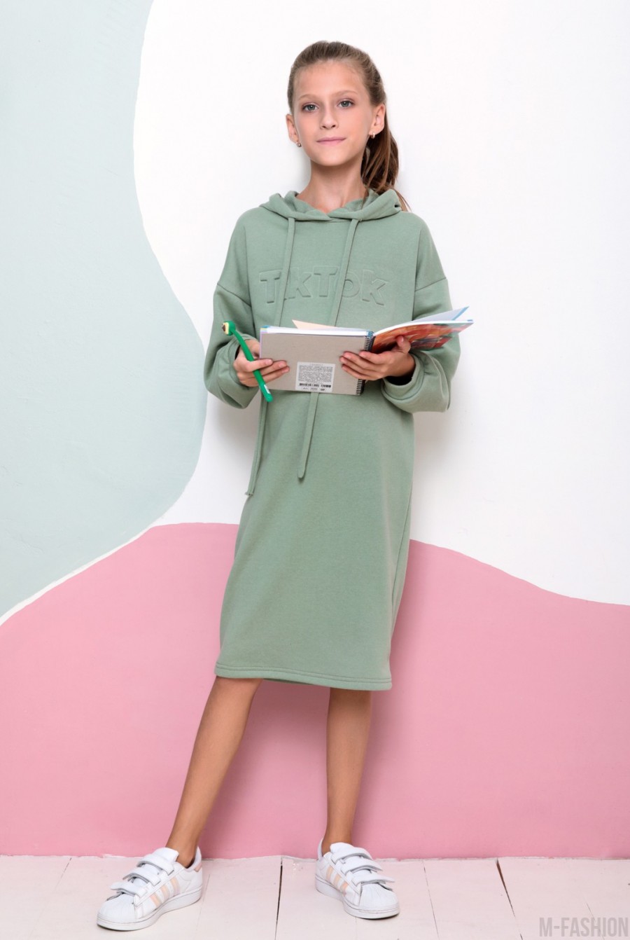 Оливковое трикотажное платье с капюшоном - Фото 1
