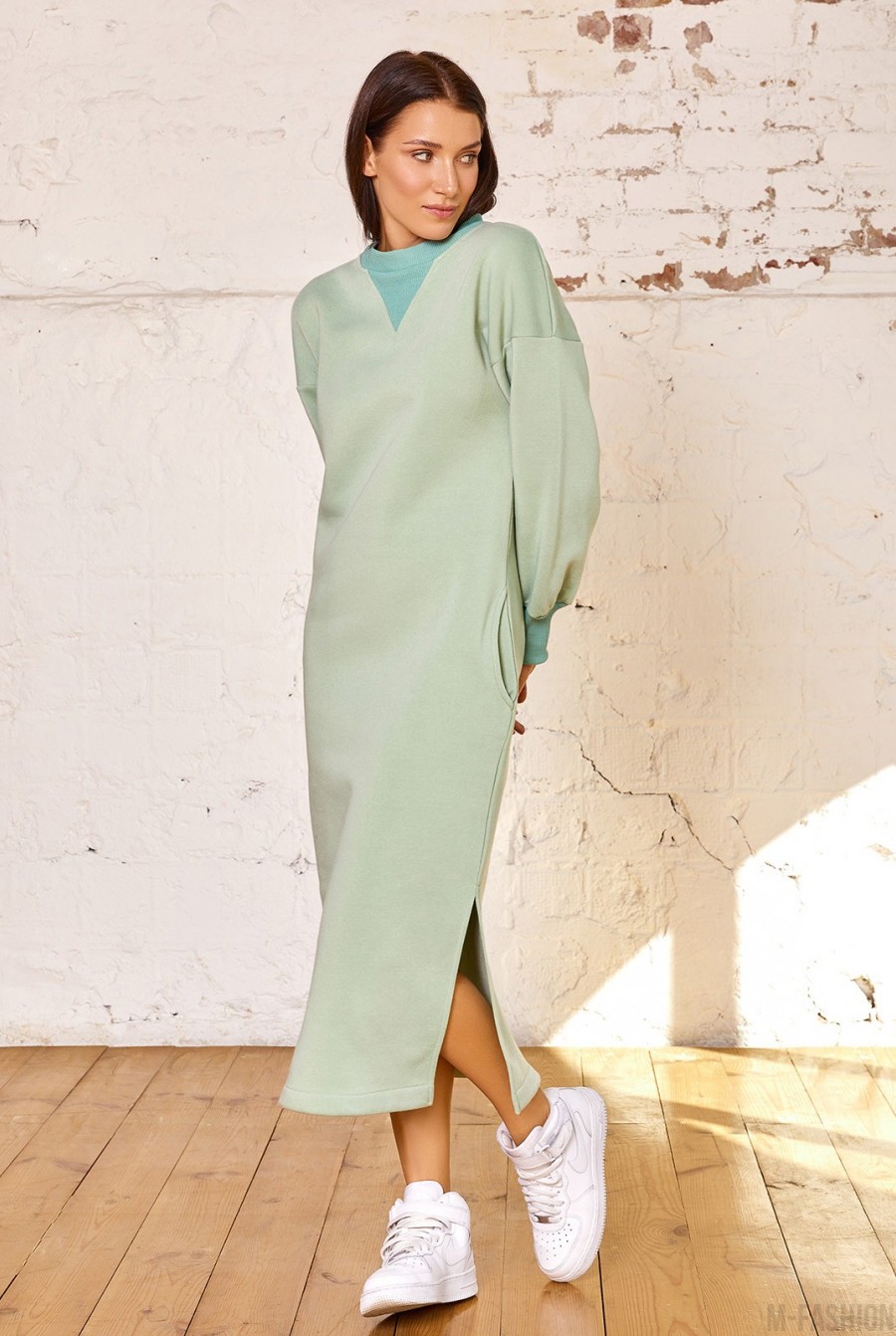 Оливковое теплое платье с боковыми разрезами - Фото 1