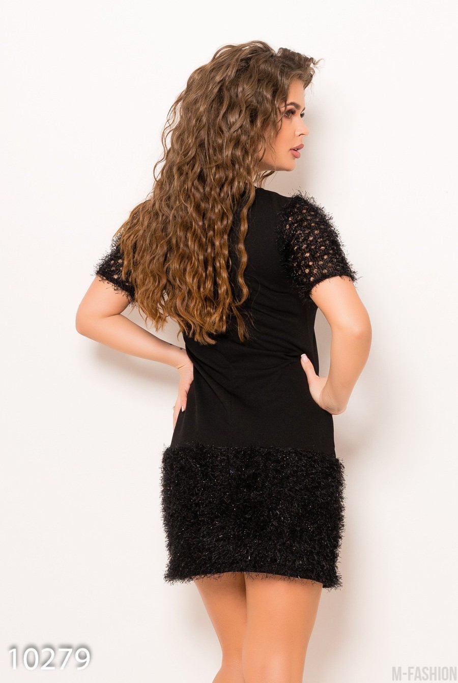 Черное нарядное платье с короткими рукавами декорированное бахромой- Фото 4