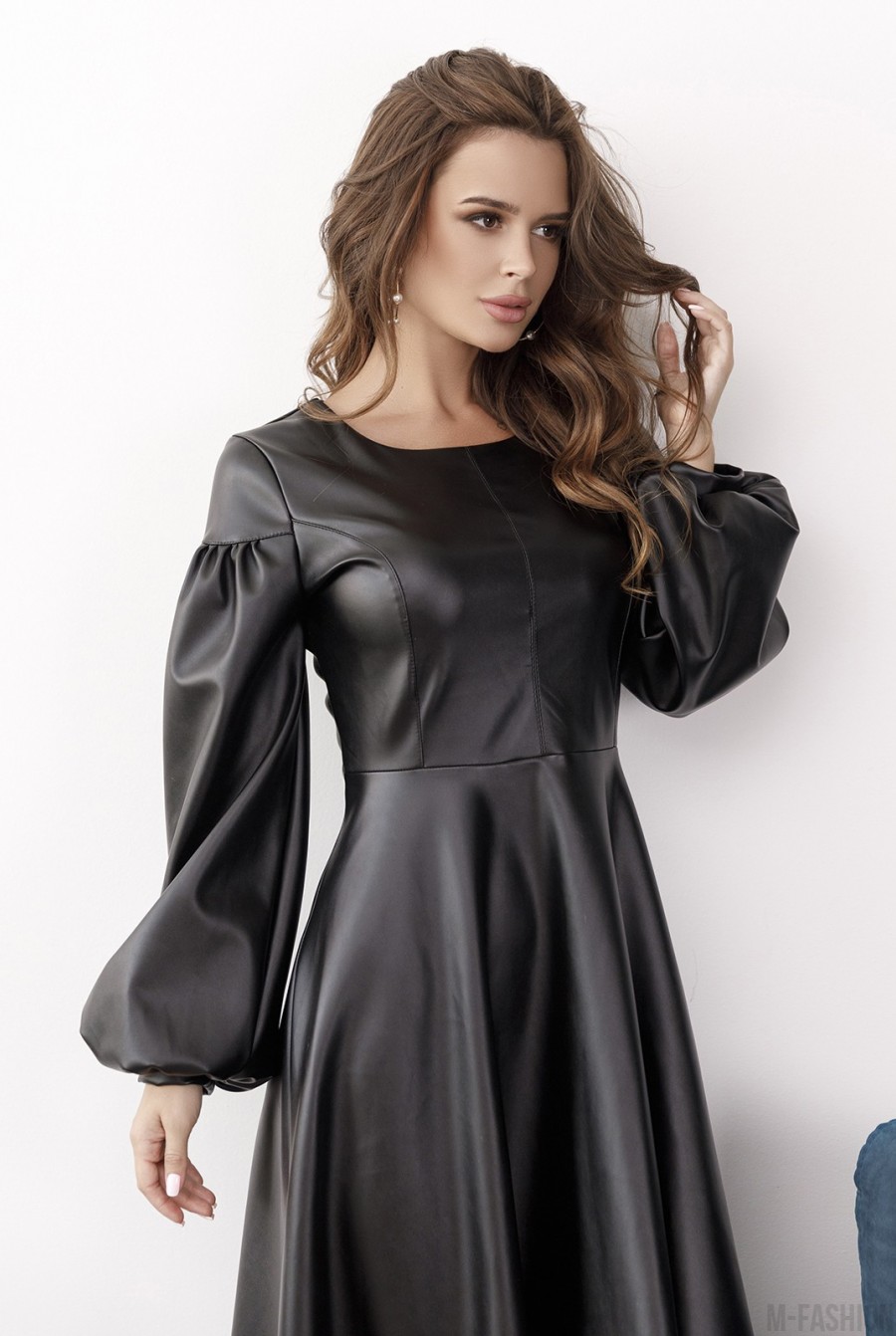 Черное кожаное платье с длинными рукавами- Фото 4