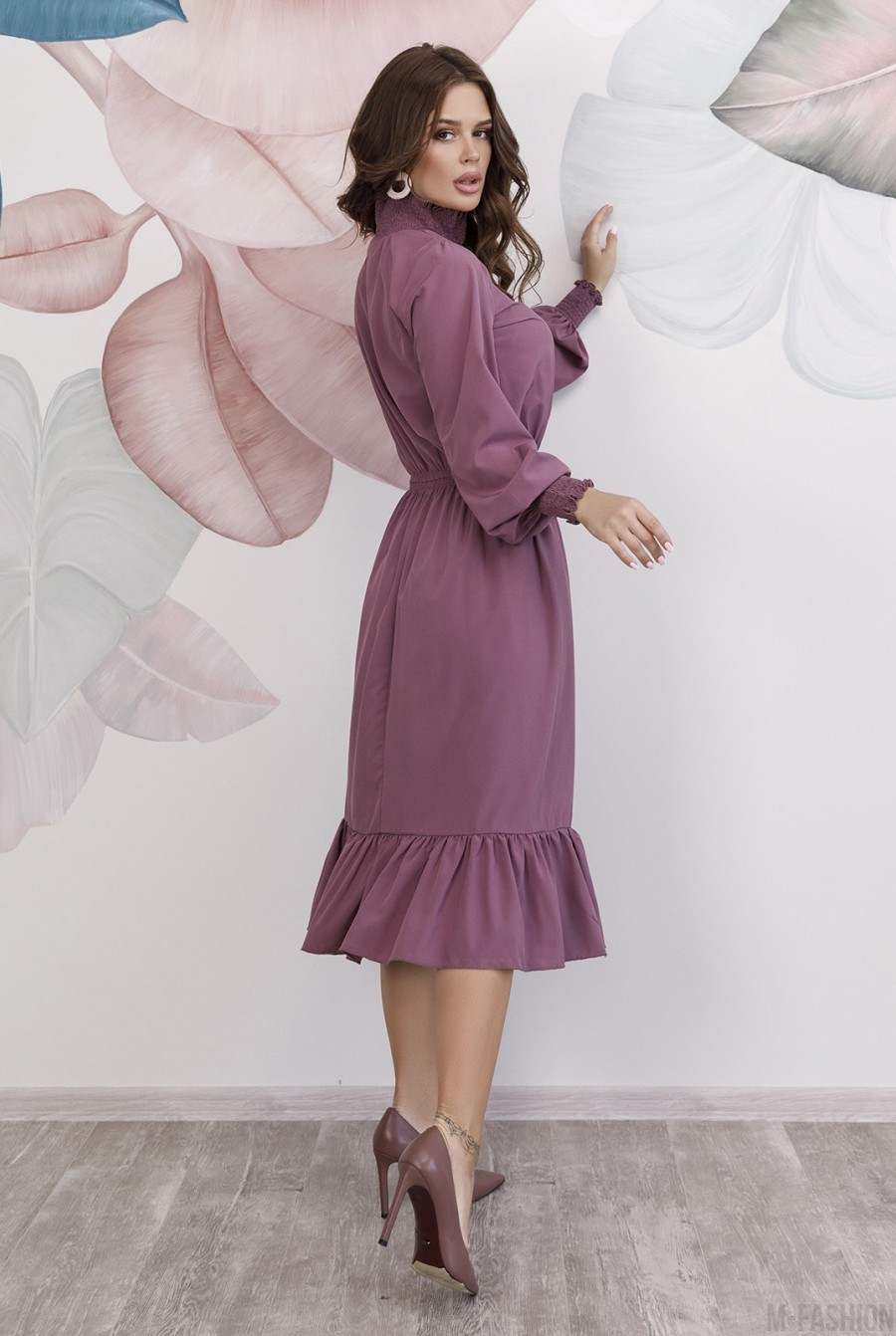 Сиреневое приталенное платье с высоким воротником- Фото 3