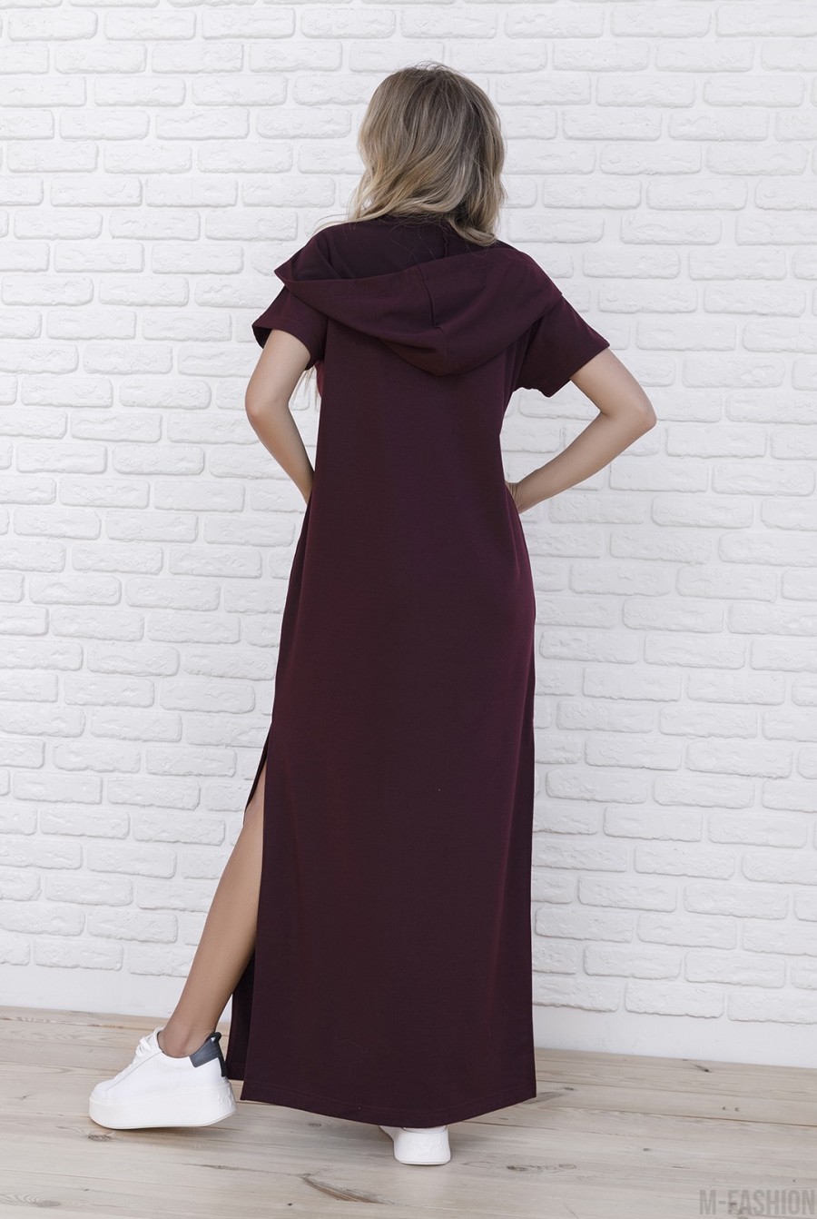 Бордовое трикотажное длинное платье с капюшоном- Фото 3