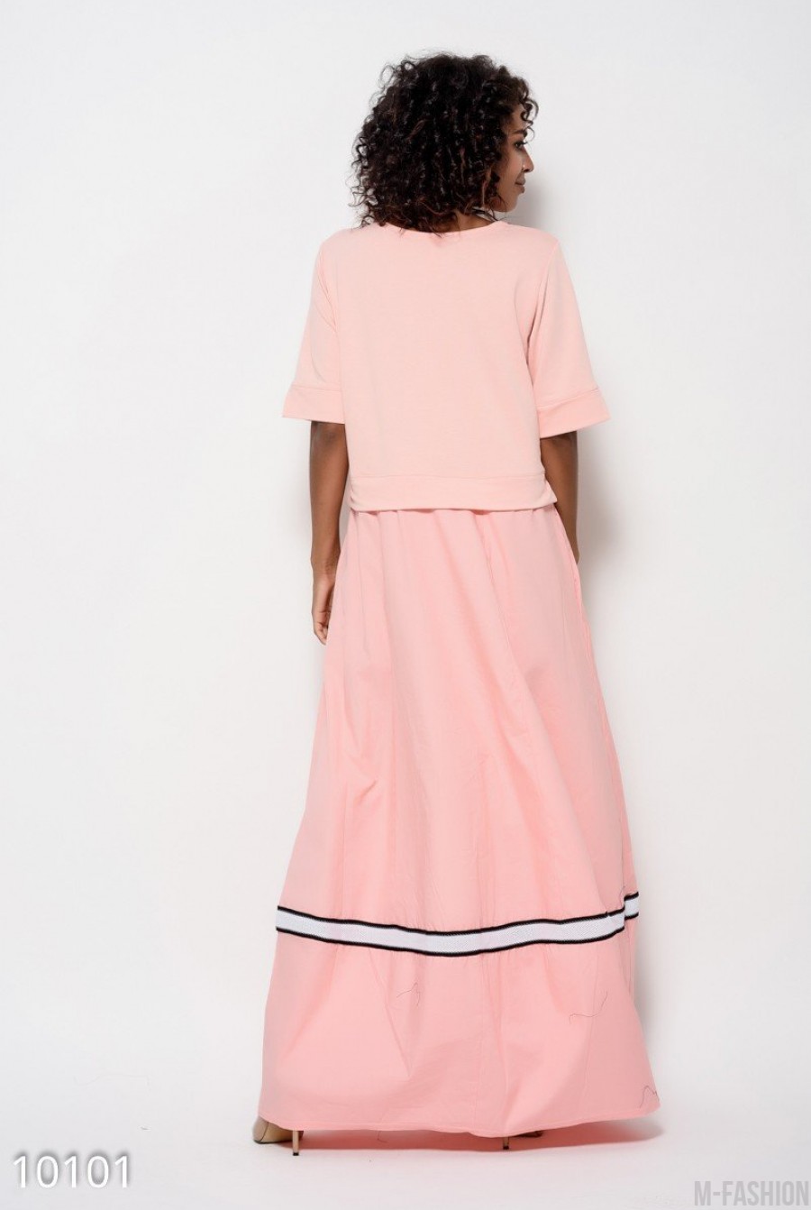 Розовое комбинированное платье с длинной широкой юбкой и декором в виде лент и нашивок- Фото 4