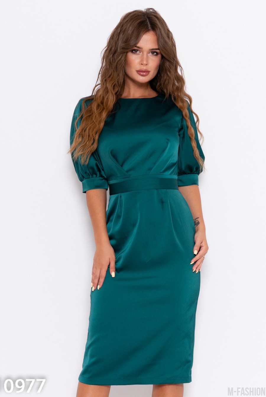 Зеленое приталенное платье с короткими рукавами - Фото 1