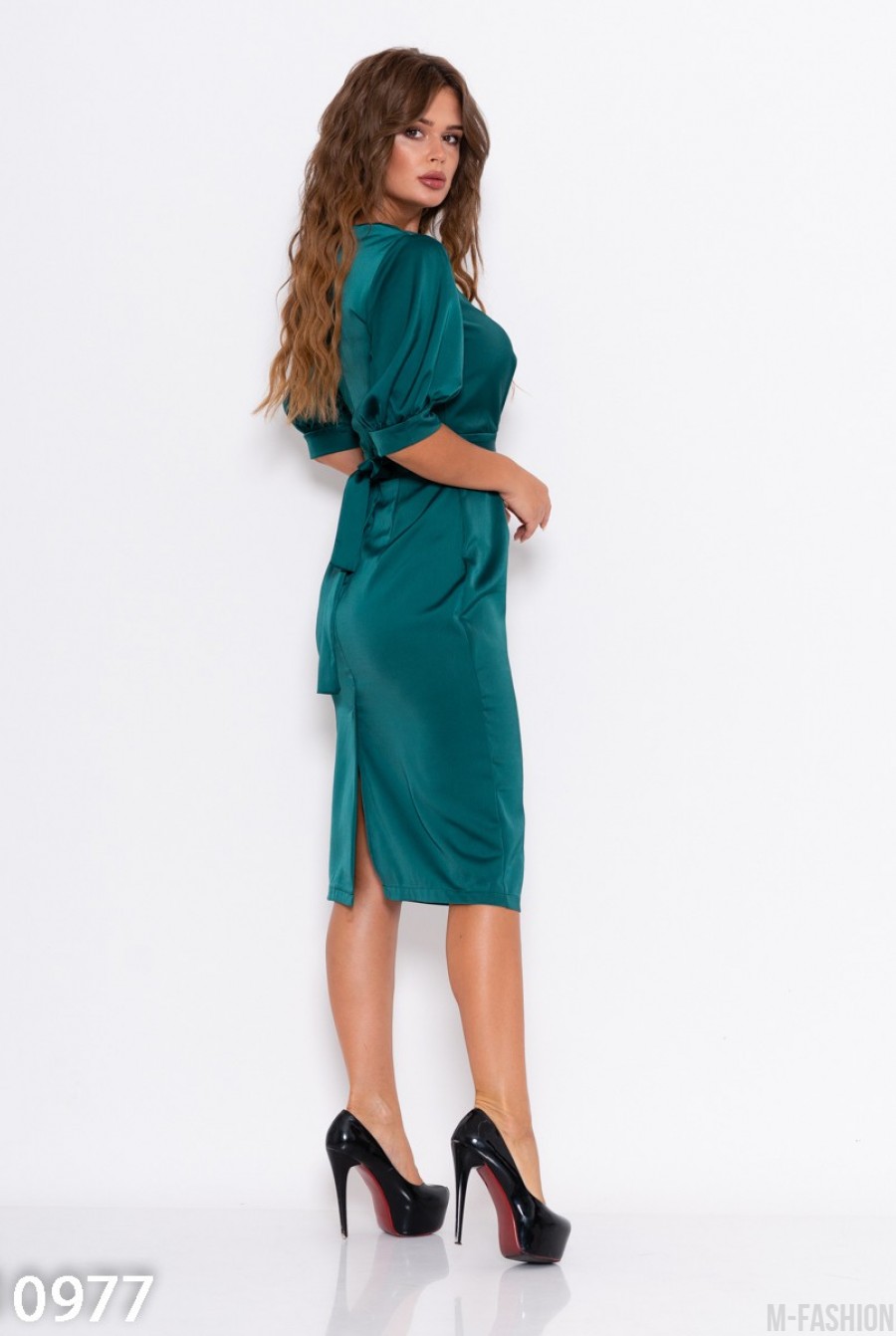 Зеленое приталенное платье с короткими рукавами- Фото 2