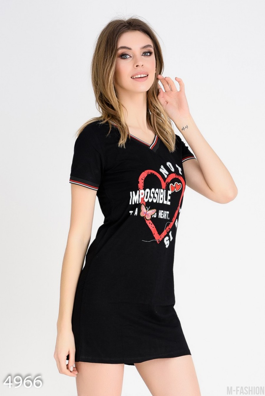 Черное свободное платье-футболка с V-вырезом и принтом на груди- Фото 2