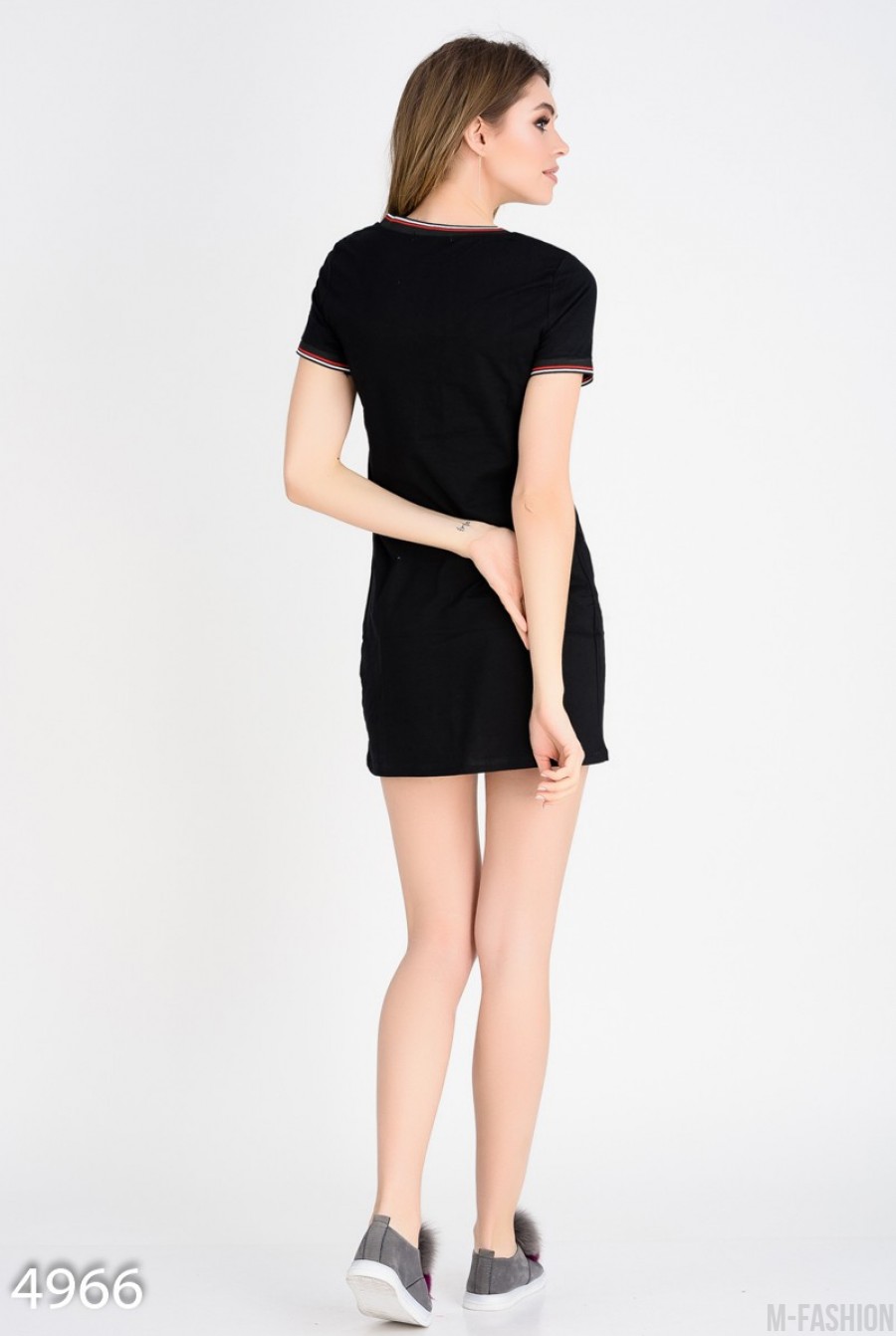 Черное свободное платье-футболка с V-вырезом и принтом на груди- Фото 3