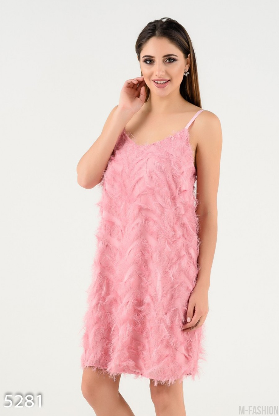 Розовое вечернее платье на тонких бретельках с нитяной травкой под перья- Фото 3