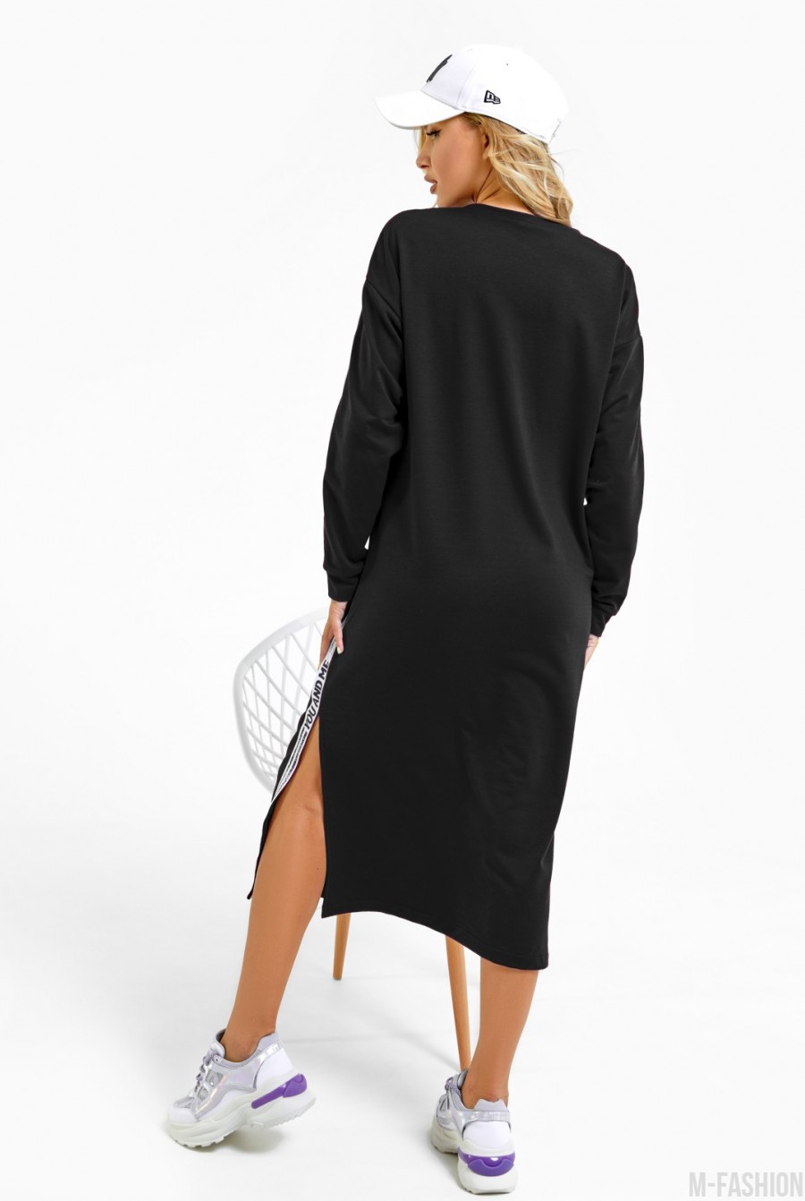 Черное трикотажное платье с боковыми вставками- Фото 3