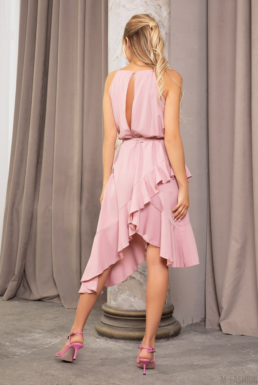 Розовое асимметричное платье на бретелях с воланами- Фото 3