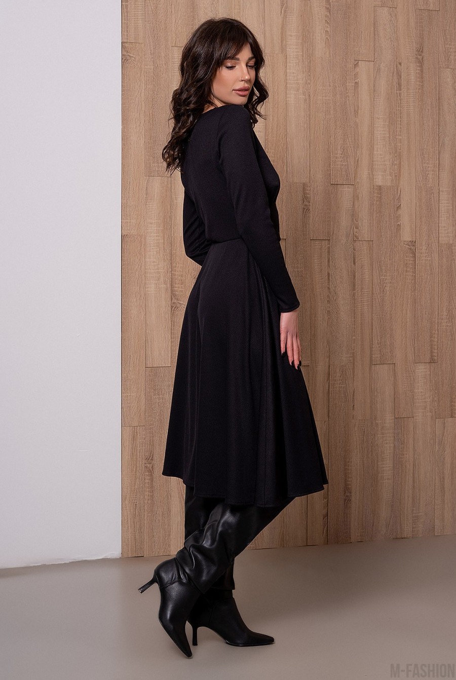 Черное фактурное классическое платье с пуговицами- Фото 2