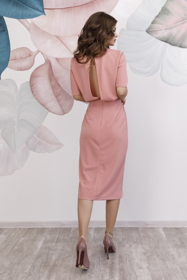 Персиковое платье с вырезом на спине