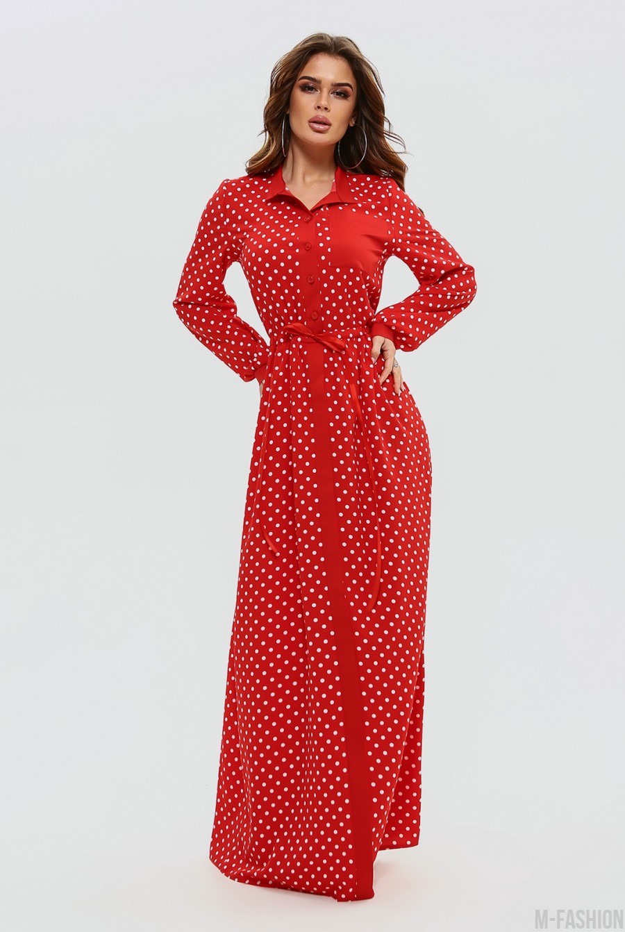 Красное в горошек приталенное платье с карманом - Фото 1