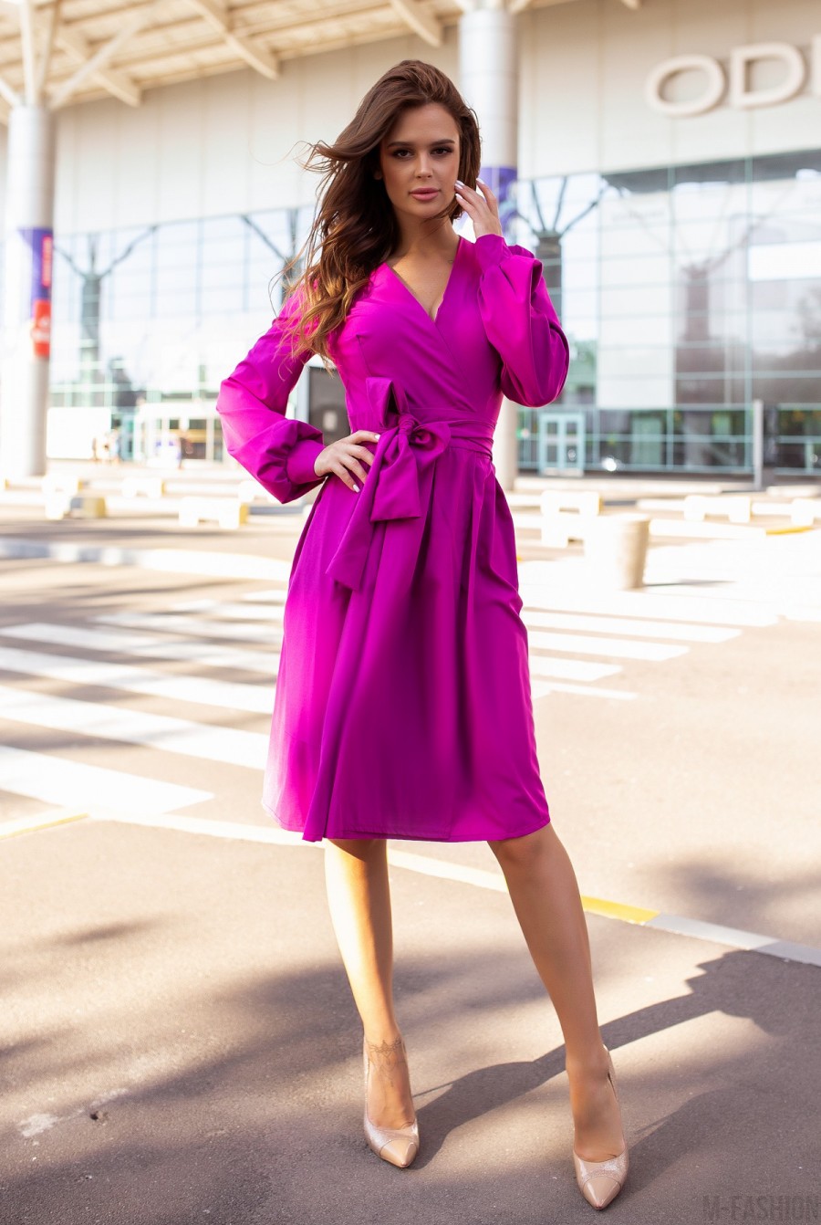 Фиолетовое приталенное платье с длинными рукавами - Фото 1