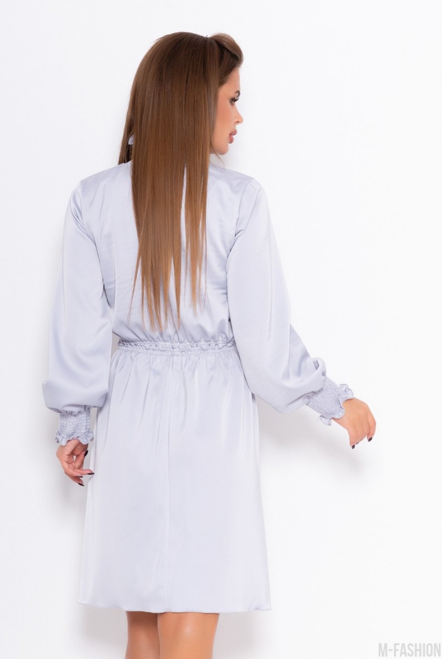 Серое сатиновое приталенное платье с жаткой- Фото 5
