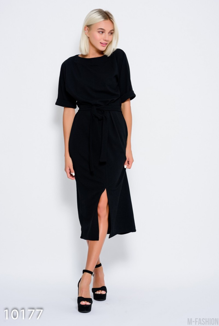 Черное платье с пояском и с цельнокроенными рукавами, декорированными отворотами и разрезом спереди - Фото 1