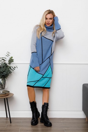 Голубое свободное вязаное платье с геометрическим декором