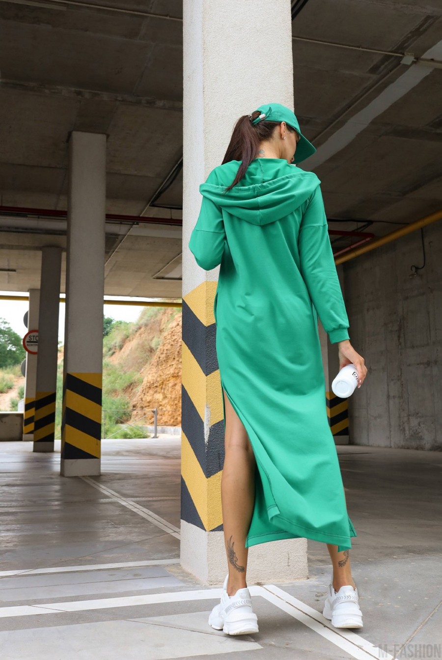 Зеленое длинное платье с капюшоном- Фото 3