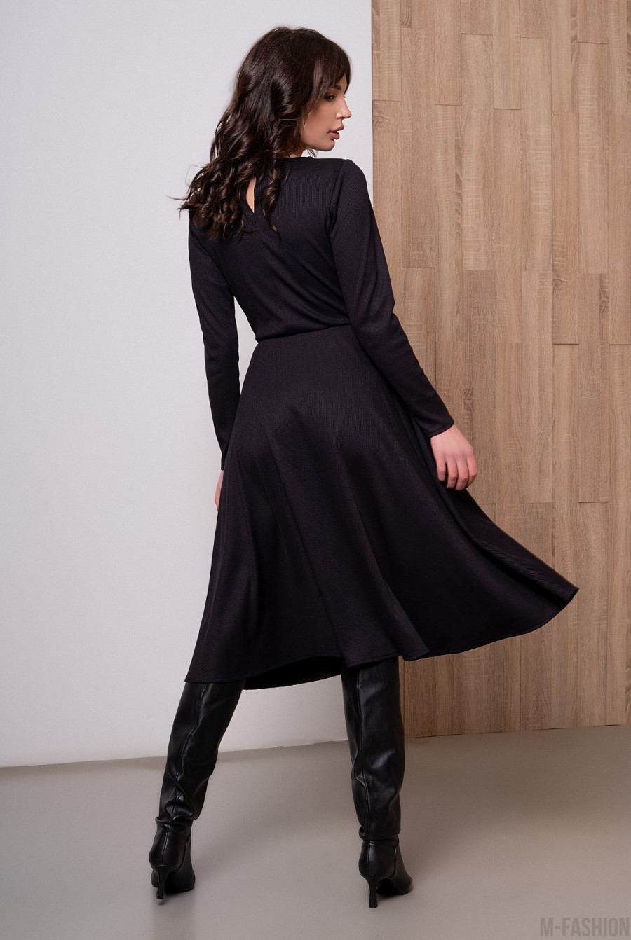 Черное фактурное классическое платье с пуговицами- Фото 3
