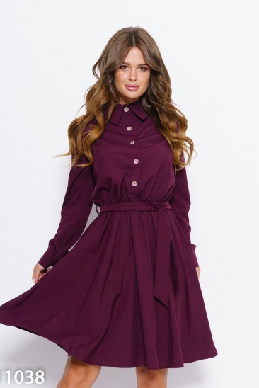 Бордовое приталенное платье с рубашечным кроем