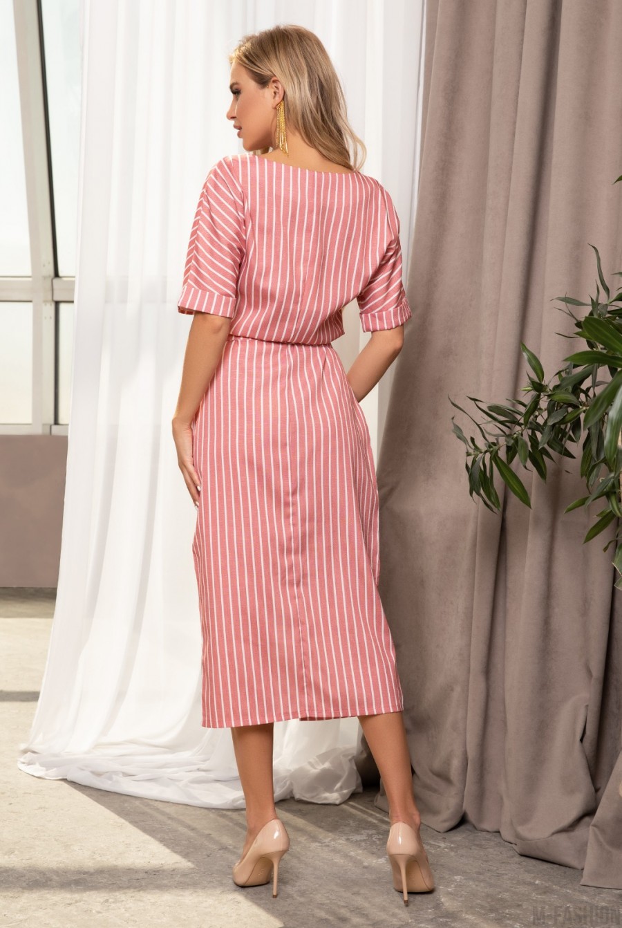 Розовое полосатое платье с разрезом- Фото 3