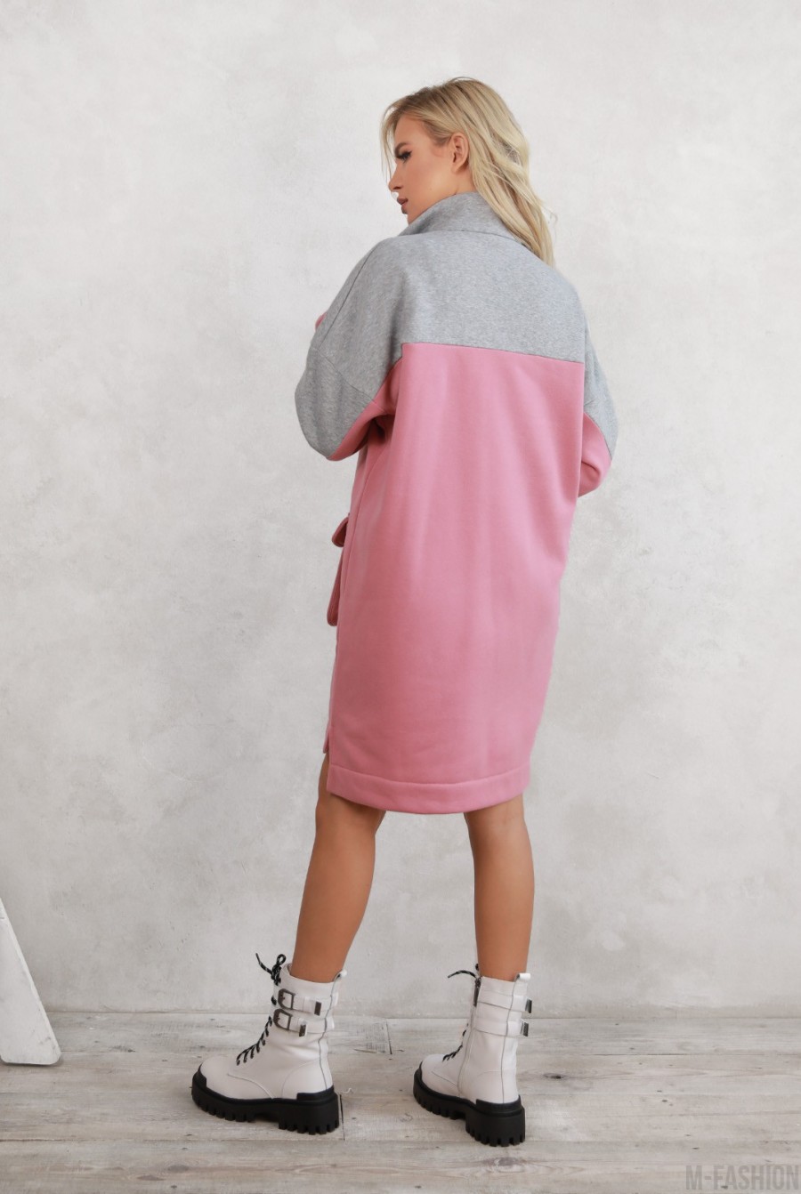 Серо-розовое теплое асимметричное платье с карманами- Фото 3