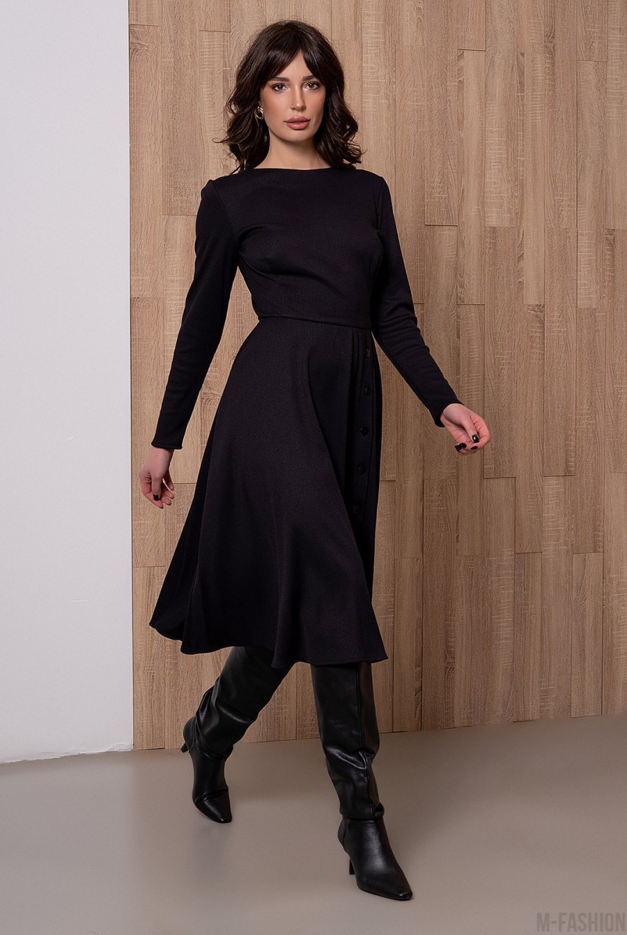 Черное фактурное классическое платье с пуговицами - Фото 1