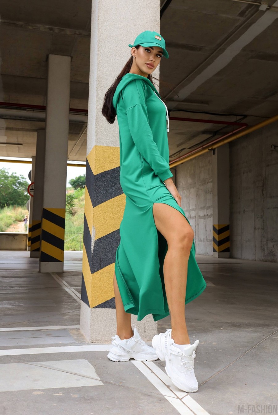 Зеленое длинное платье с капюшоном- Фото 2