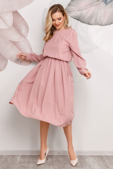 Розовое классическое приталенное платье