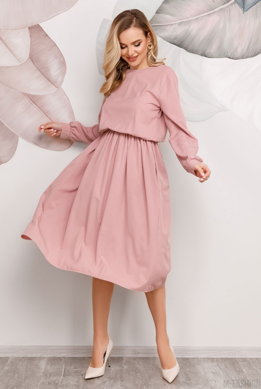 Розовое классическое приталенное платье - Фото 1