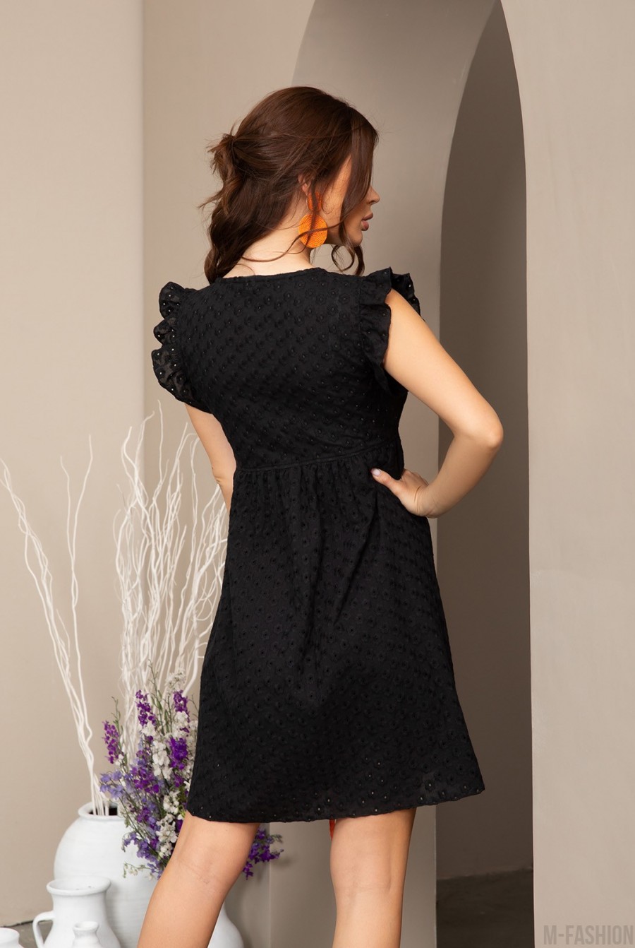 Черное коттоновое платье с перфорацией и рюшами- Фото 3