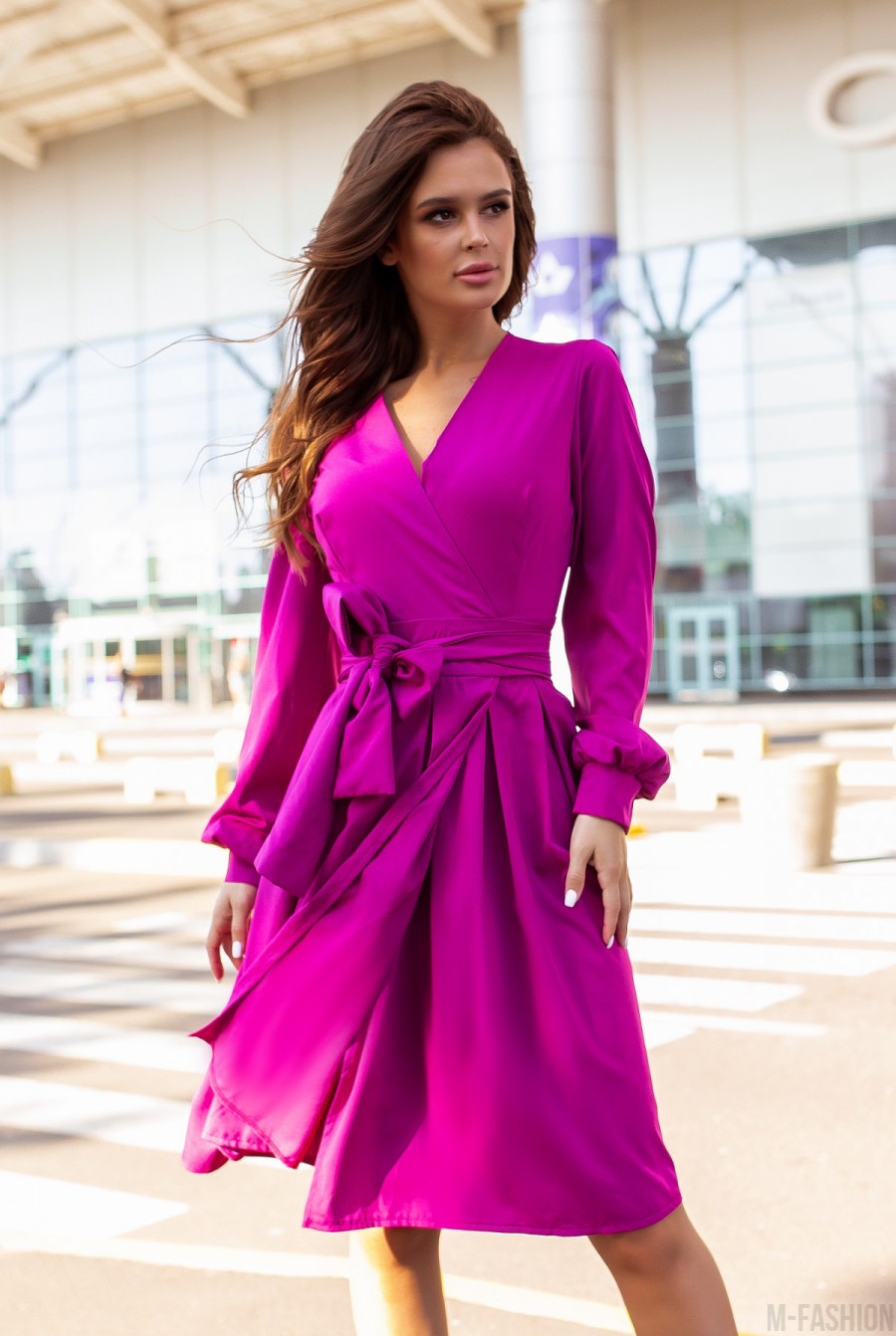 Фиолетовое приталенное платье с длинными рукавами- Фото 2