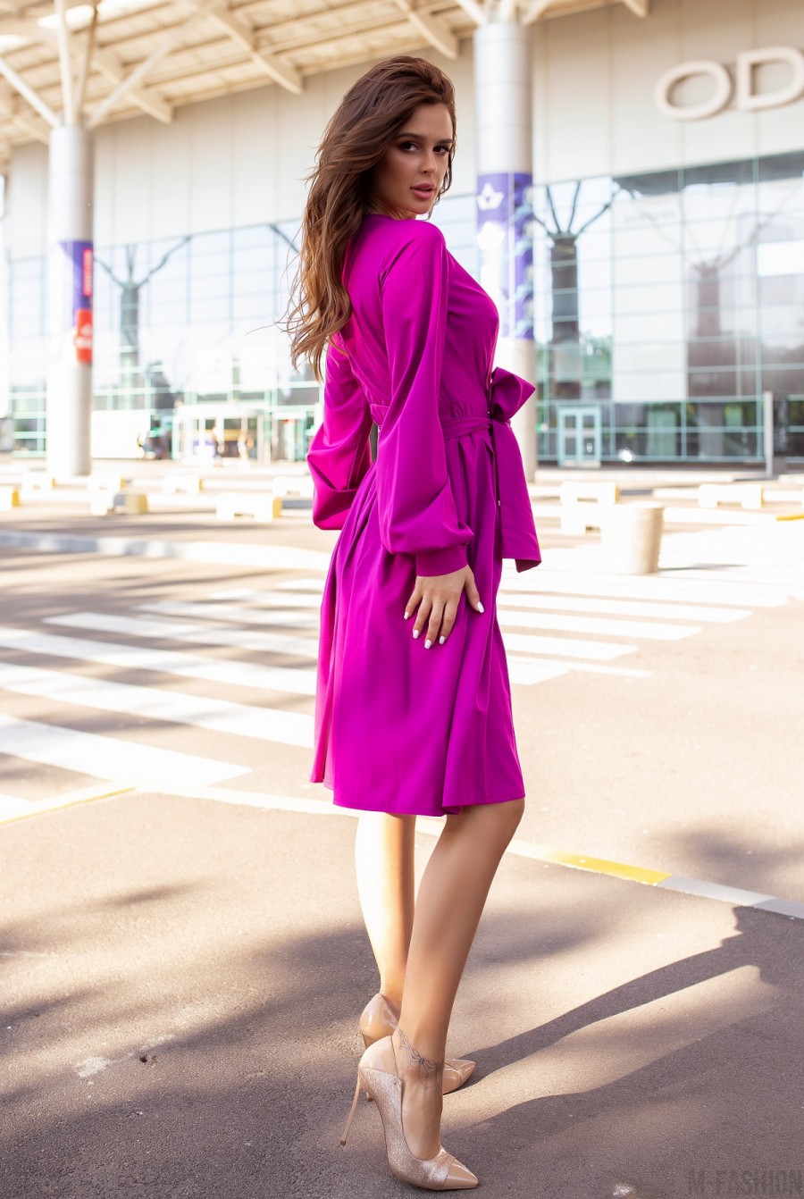 Фиолетовое приталенное платье с длинными рукавами- Фото 3